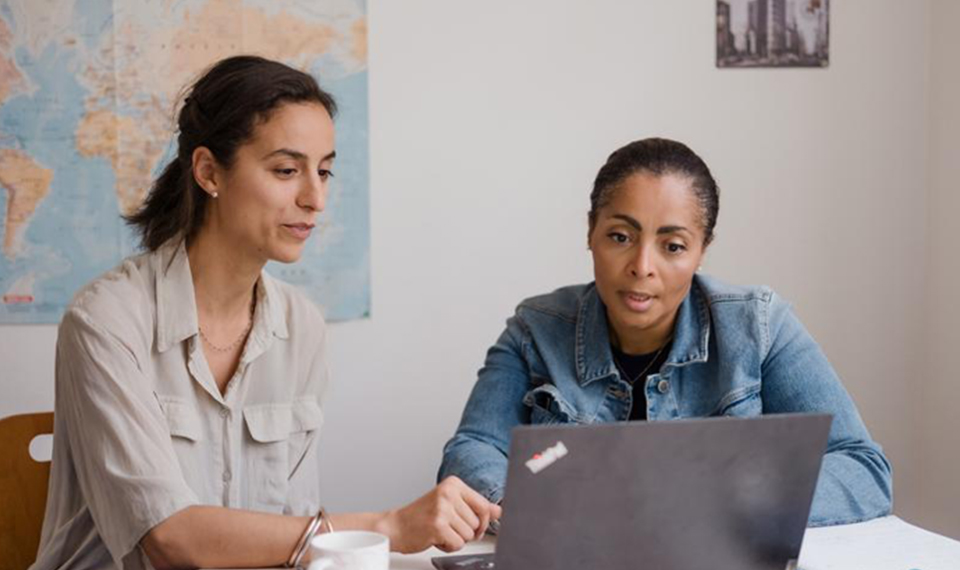 Deux femmes travaillent ensemble