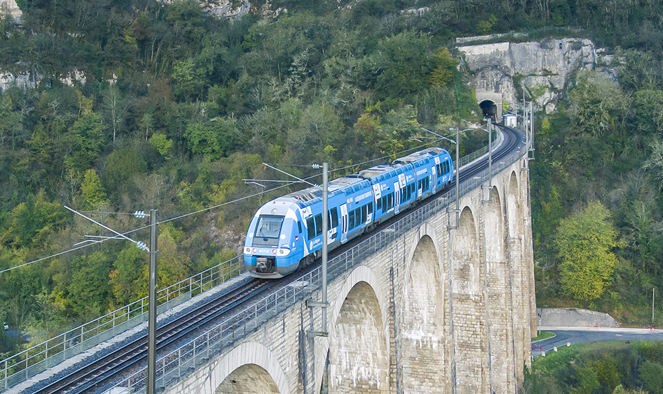 Train SNCF circule sur une voie placée sur un pont.